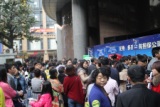 2015年3月21日，重庆搜房网3.21开年千人看房团整装出发。图为购房者在等候上车。