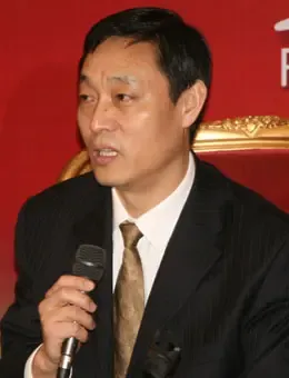 九巨龙房地产董事长,总裁 徐夫京【主持人】各位老板,总经理你们好.