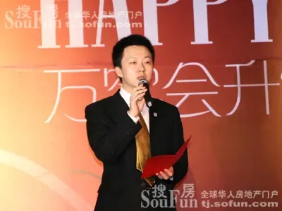 到场嘉宾获赠玫瑰活动开始,首先由天津万科营销中心总经理李嵬致辞,李