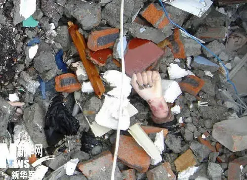 我们的武警官兵奋力救人的一幕幕……                标签:四川地震