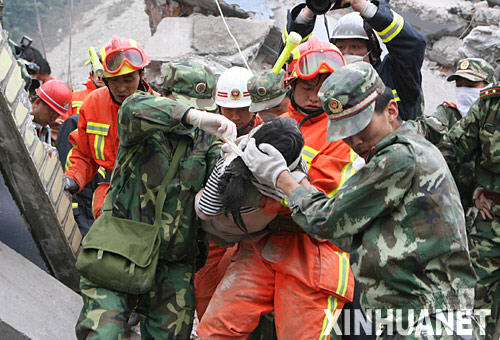 感动坚强四川汶川地震中最感人的24张图片