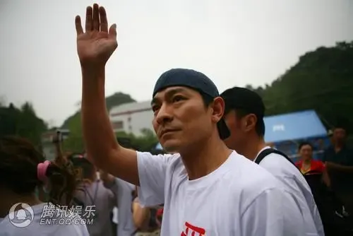 组图:明星慰问团进灾区 刘德华行军礼致敬官兵