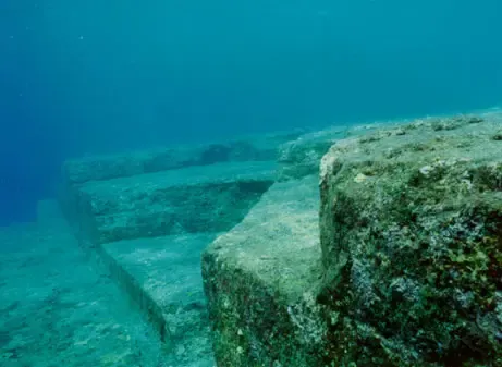 与那国岛海域发现了水下石头遗址
