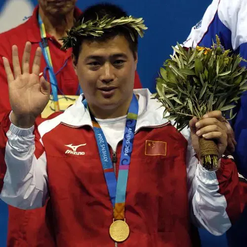 张海东在雅典残奥会举重比赛中,以225公斤的成绩夺得男子75公斤级金牌