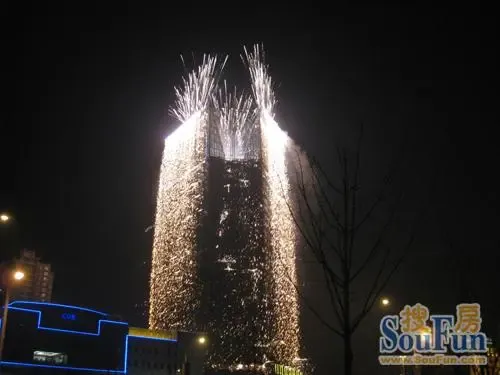 了"东方今报恭贺新春,荣勋61赢座完美落成,内地首例楼体冷焰火秀"