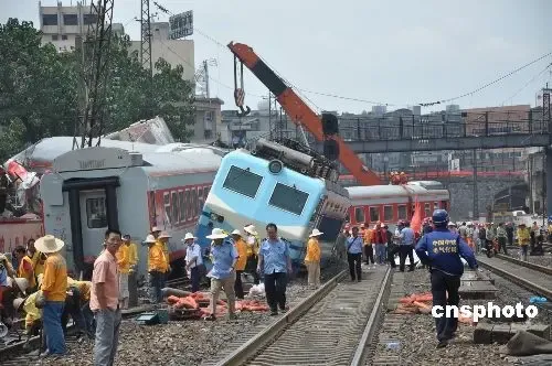 公众质疑制动失效说法 郴州火车相撞全记录(组图)