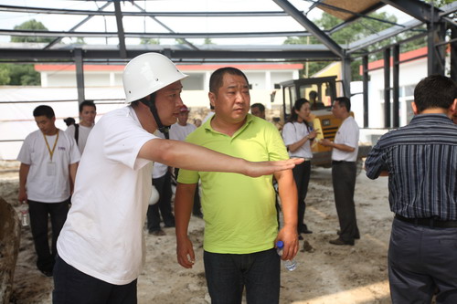 龙发装饰董事长王显先生视察绵阳市龙发河边镇希望学校建设