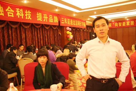 年轻的康派装饰董事长赵齐彬踌躇满志，其背后是“三年迈进北京同行十强”的标语。