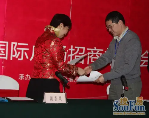 唐山天壤房地产开发有限公司董事长阚春凤与巴贝拉霍小冰签约