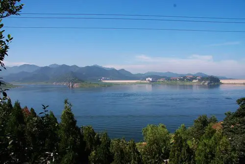 翠屏湖,又名于桥水库,因南依翠屏山而得名.