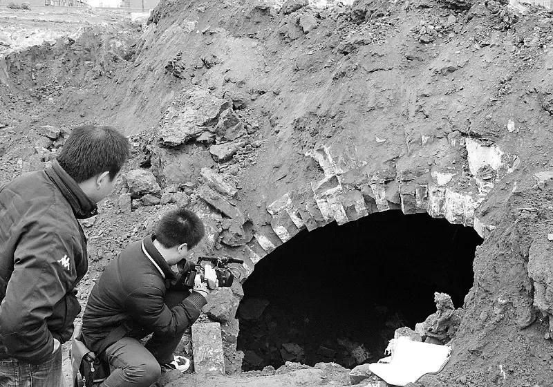古墓被挖出一个大洞.(记者 郭学军 摄)