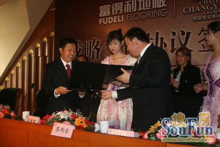 富得利地板与张裕红酒签署合作协议（左：孟富荣）