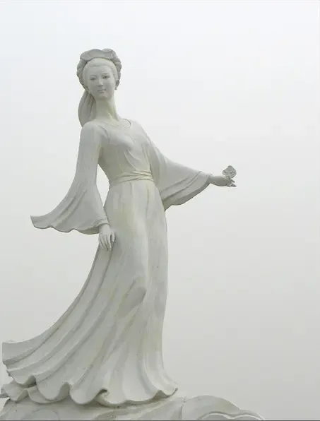 洛神塑像洛神苑公园位于洛阳桥东侧北岸的洛水之滨,是一处集中体现