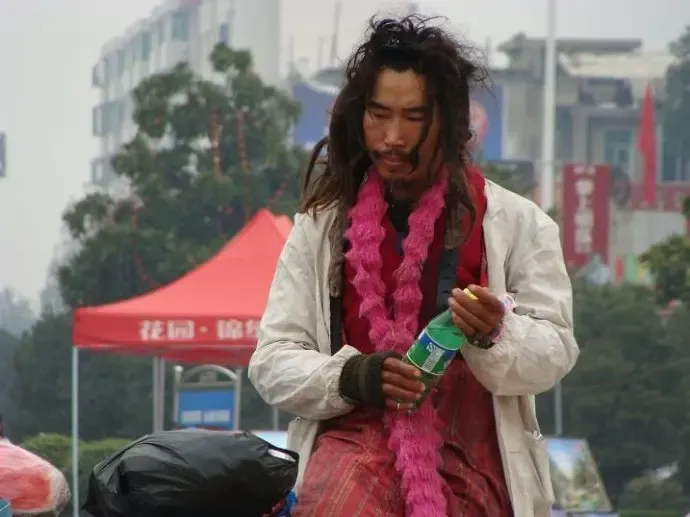 边烤鱿鱼边舞蹈 疯狂网络红人"大连鱿鱼哥"(图)