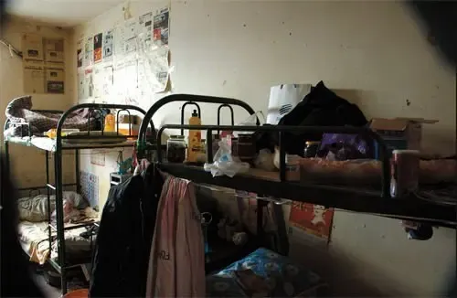 蚁族超百万揭秘百万蚁族惊人蜗居生活窘境组图