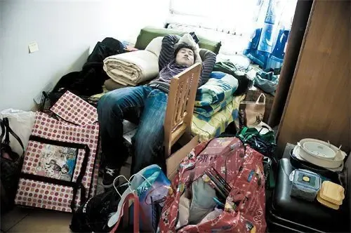 蚁族超百万揭秘百万蚁族惊人蜗居生活窘境组图