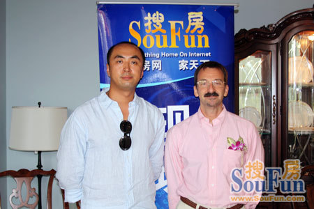 设计师代表杨鹏程（左）美克美家广告营销副总裁Ron Rossi（右）