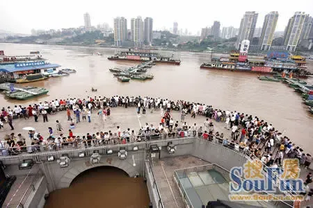三峡大坝迎接长江特大洪峰的考验 山城重庆变成了"江城"(图)
