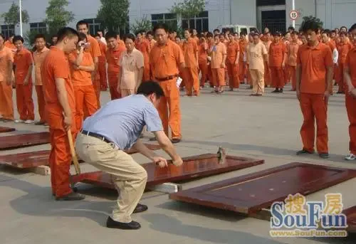 厂区广场上千人挥泪砸门 梦天木门勇于为顾客负责