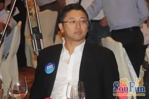 咨询华润置地副总裁,华润(大连)有限公司总经理李欣(左)早早到场14:30