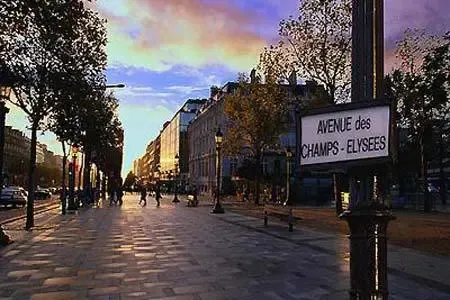 5.法国巴黎的蒙田大道,每平方英尺2740英镑.