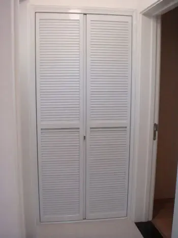 次卫和次卧中间有个小储藏室 做了个百叶的推拉门 右边就是次卧的门