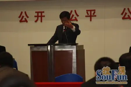 拍卖师落锤 第一块地成交