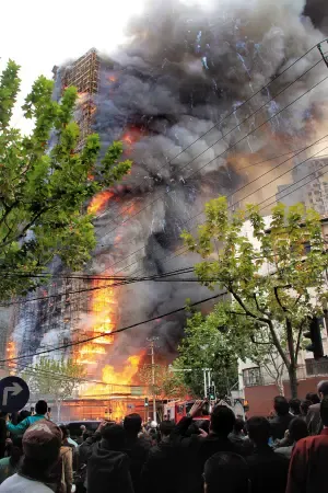 关键字:上海 公寓 火灾 昨日14时许,上海市中心胶州路上一幢28层楼的