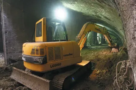 挖掘机正在地下挖排水渠.