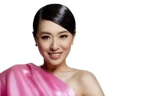 赵铭腾讯微博传全裸写真 为粉红丝带拍爱心大片