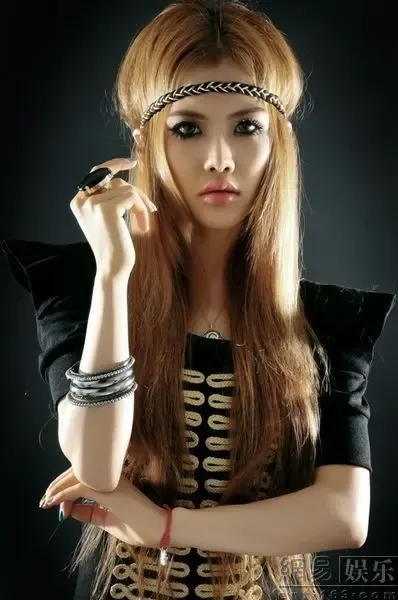 超女王贝葬点墓碑刻巨大音符麦克风仍相伴