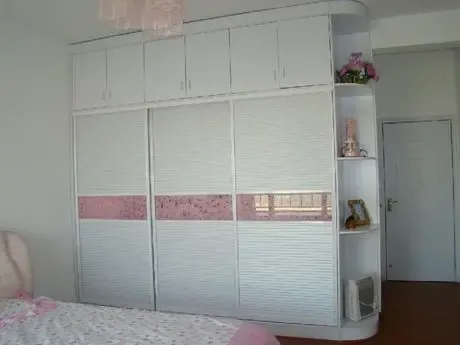 四米多宽,两米八五高,八十厘米厚,里面有很多格抽和抽屉放细小衣物