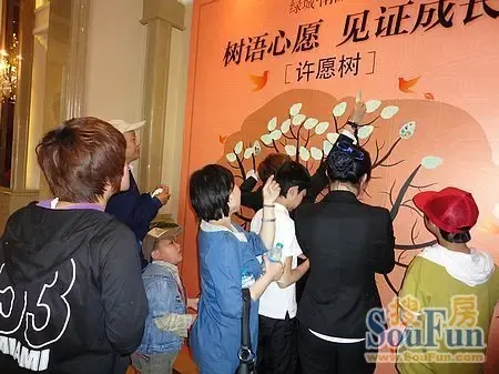 大型植树活动上午9时许,绿城南湖春晓一期风荷苑业主早早的来到售楼处