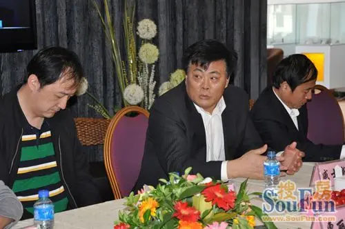 大连永嘉集团有限公司董事长戚士新(居中)