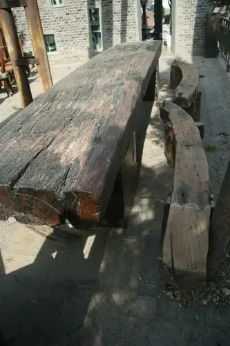 古船木在材质上一般选用优良的硬木,主要有铁力木,石椎木,楸木,昆甸木