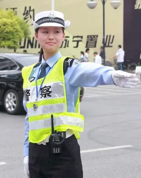 女交警赵维欢貌比全智贤 甜美家居照网上倍受追捧(图)