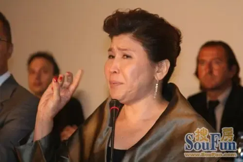 黑衣男大闹达芬奇发布会现场 称所购家具超千万