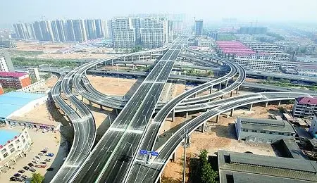 新通车的中华大街