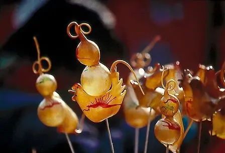 造型,如同今天的糖画,时称戏剧糖果,后来也被称作稠糖葫芦,吹糖麻婆子