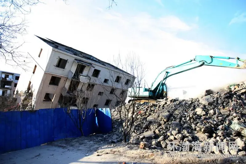 唐山版"楼坚强"现富强楼拆迁现场