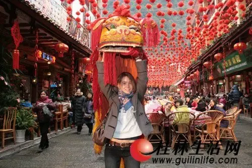 老外入乡随俗在桂林欢欢喜喜过大年图