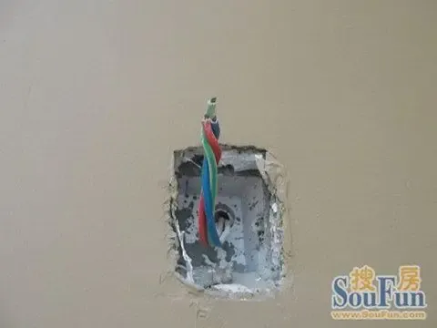 电线头裸露在外