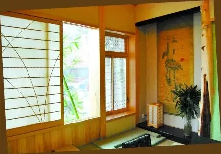 在传统的日本居室里,壁龛是指把房间的一部分抬高的台面.