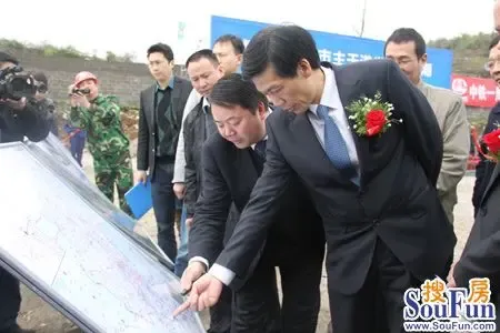 交叉口,整体呈东北----西南走向,经过松柏山村,点灯坡,95402部队边缘