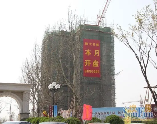 本月开盘的大条幅挂在25#楼 显眼的位置,潍县中路上来来往往的行人都