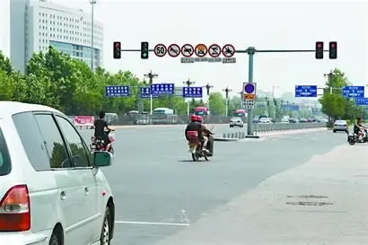 经十西路齐鲁大道口直行信号灯实行错时放行!