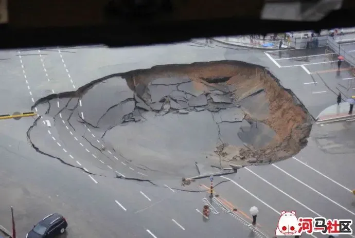 全国多城地面塌陷是世界末日预演? 2012这8城将消亡(图)