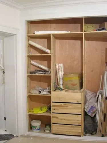 卧室靠门的斜角设计做了壁橱