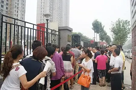 排队等待的购房者