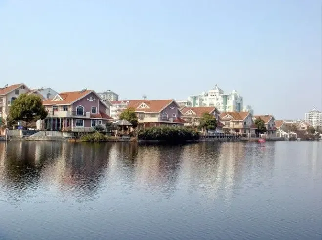 琥珀山庄是一座环境舒适优美,建筑风格独特的住宅小区,位于合肥市区西